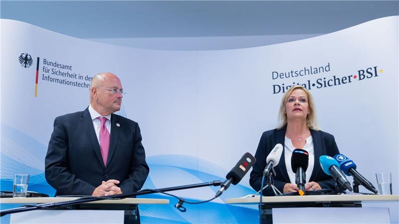 BSI-Präsident bittet vergeblich um Disziplinarverfahren Bundesinnenministererin Nancy Faeser (SPD) und Arne Schönbohm, inzwischen freigestellter Präsident des BSI.
