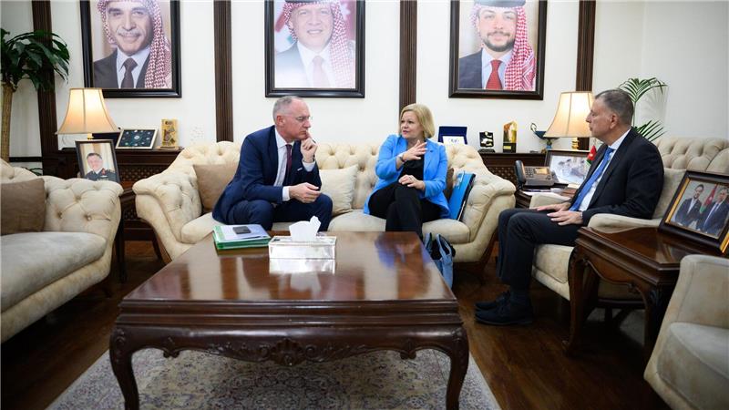 Faeser lotet Möglichkeiten für Rückkehr nach Syrien aus Bundesinnenministerin Faeser ist zusammen mit ihrem österreichischen Amtskollegen Karner zu Gesprächen im Nahen Osten. In Jordanien wurden sie von Innenminister Masen al-Faraja empfangen.