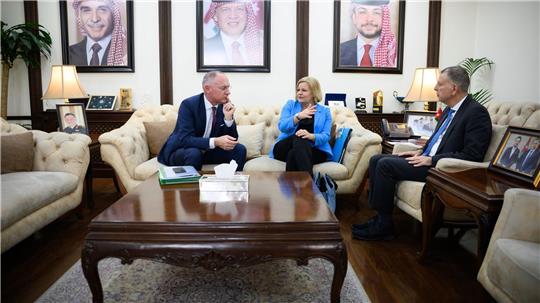 Bundesinnenministerin Faeser ist zusammen mit ihrem österreichischen Amtskollegen Karner zu Gesprächen im Nahen Osten. In Jordanien wurden sie von Innenminister Masen al-Faraja empfangen.