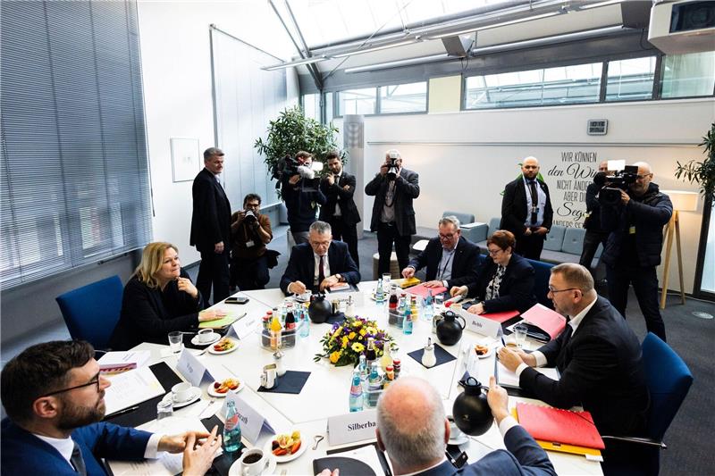 Tarifverhandlungen für öffentlichen Dienst gescheitert Bundesinnenministerin Nancy Faeser (2.v.l), Verdi-Chef Frank Wernece (r.), dbb-Vorsitzender Ulrich Silberbach (M.) und weitere Teilnehmer zu Beginn der dritten Tarifverhandlungsrunde.