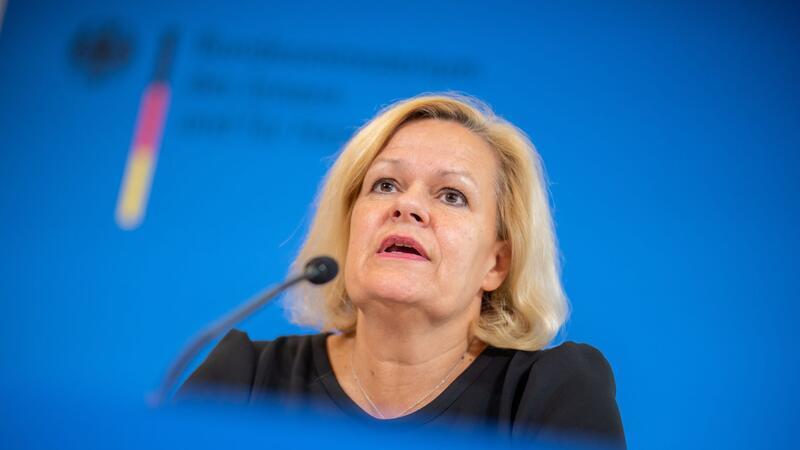 Jeder dritte Polizist erlebt Rassismus von Kollegen Bundesinnenministerin Nancy Faeser (SPD) sagt: „Wir wollen eine transparente Fehlerkultur stärken und der Entstehung und Verfestigung von Vorurteilen und Diskriminierungen konsequent entgegentreten.“ (Archivfoto)