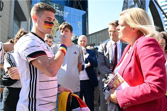 Bundesinnenministerin Nancy Faeser (SPD) spricht mit Deutschland-Fan Bengt Kunkel über den Vorfall im Stadion.