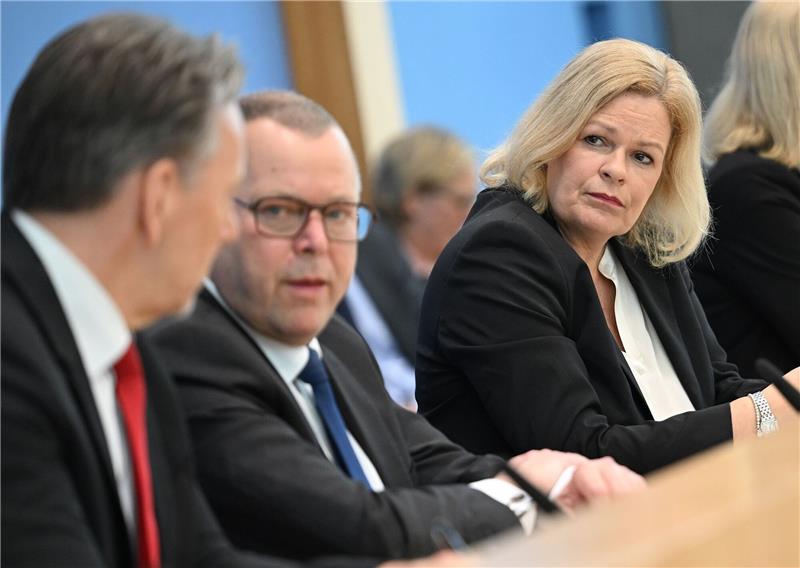 Bundesinnenministerin Nancy Faeser (SPD) und die Länder-Ressortchefs schalten sich heute in einer Videokonferenz zusammen, um nach Angriff in Dresden über besseren Schutz zu beraten.