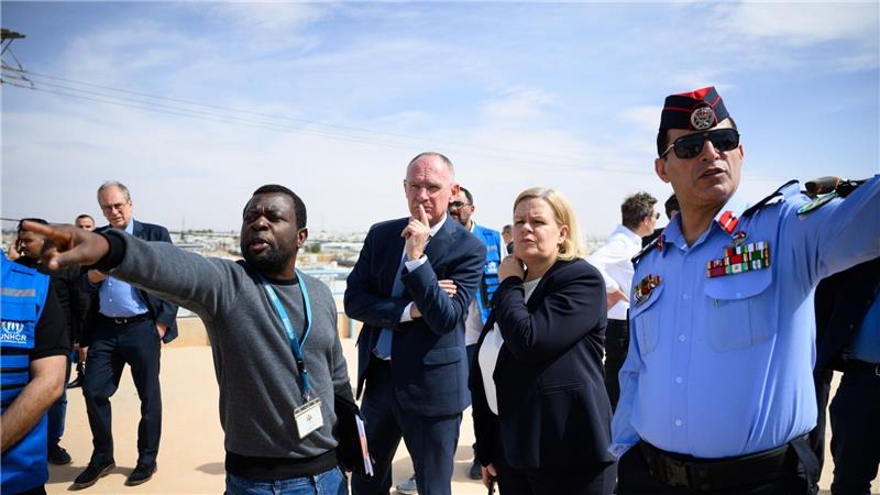 Faeser bricht Reise nach Damaskus wegen Terrorwarnung ab Bundesinnenministerin Nancy Faeser (SPD) und ihr österreichischer Amtskollege, Gerhard Karner, entschieden sich nach der Absage ihrer Reise nach Syrien, in Jordanien das Flüchtlingslager Saatari zu besuchen.