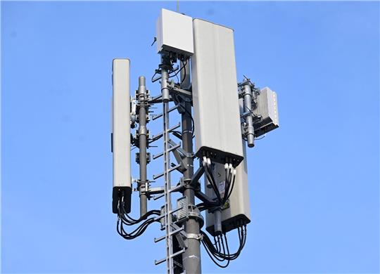 Bundesinnenministerin Nancy Faeser plant ein Verbot kritischer 5G-Komponenten aus China ab 2026.