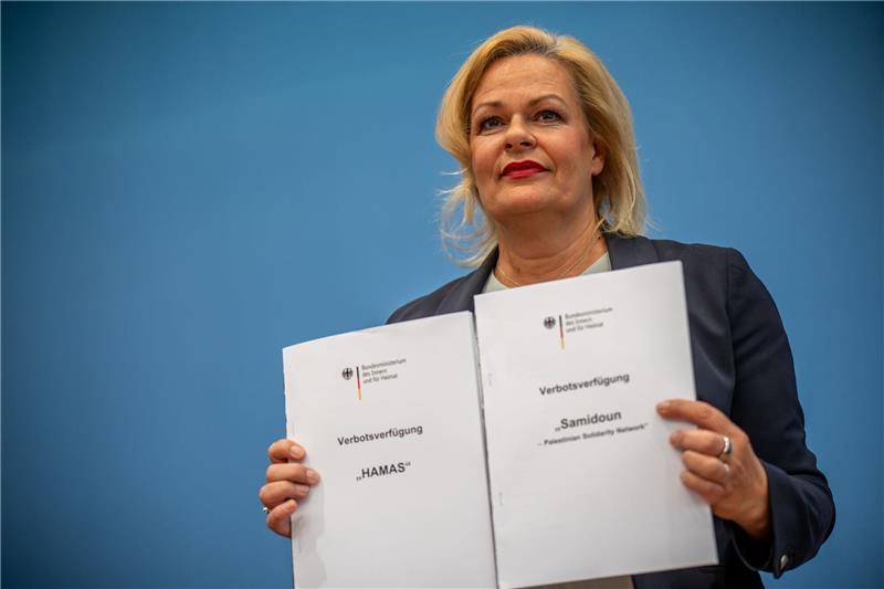Innenministerin Faeser verbietet Hamas und Netzwerk Samidoun Bundesinnenministerin Nancy Faeser präsentiert die Verbotsverfügungen für Hamas und Samidoun.