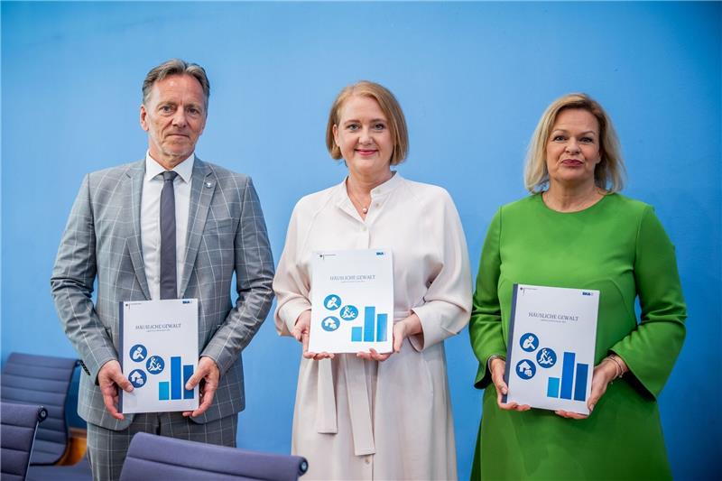 Lagebild häusliche Gewalt: Mehr Täter müssen ausziehen Bundesinnenministerin Nancy Faeser (r), Familienministerin Lisa Paus und BKA-Präsident Holger Münch bei der Vorstellung des Lagebildes zum Thema Häusliche Gewalt.