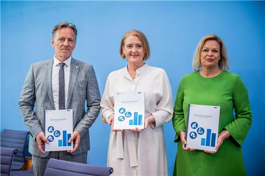 Bundesinnenministerin Nancy Faeser (r), Familienministerin Lisa Paus und BKA-Präsident Holger Münch bei der Vorstellung des Lagebildes zum Thema Häusliche Gewalt.