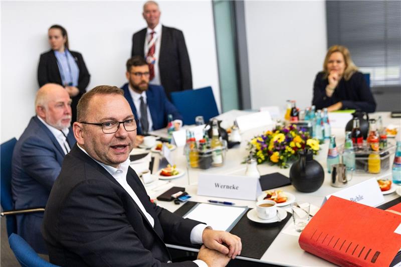Verhärtete Fronten im Tarifstreit um den öffentlichen Dienst Bundesinnenministerin Nancy Faeser (r.) und Verdi-Chef Frank Wernecke sowie und der dbb-Vorsitzenbde Ulrich Silberbach (l.) zu Beginn der dritten Runde der Tarifverhandlungen.