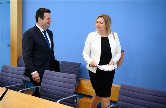 Bundesinnenministerin Nancy Faeser und Bundesarbeitsminister Hubertus Heil vor Beginn einer Pressekonferenz in Berlin.