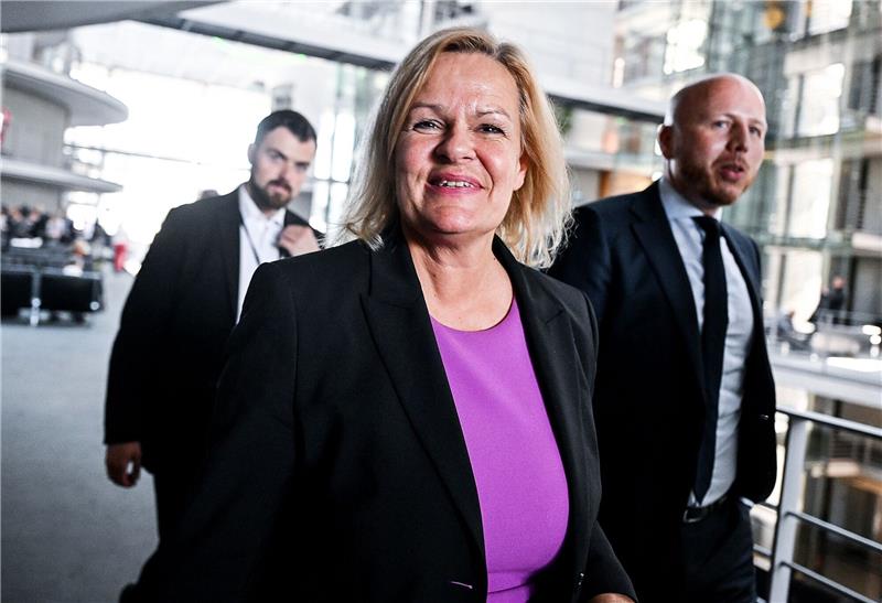Bundesinnenministerin Nancy Faeser verlässt die Sitzung des Innenausschusses in Berlin.