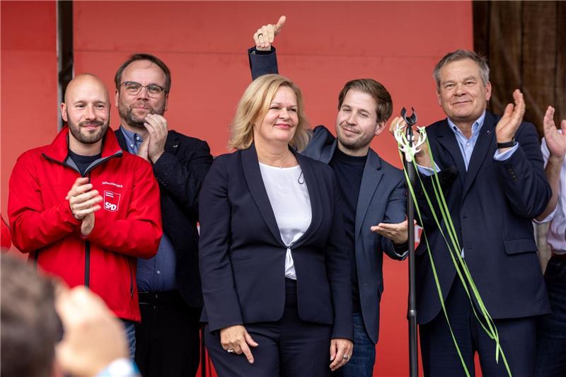 Endspurt im hessischen Landtagswahlkampf Bundesinnenministerin Nancy Faeser, zugleich Spitzenkandidatin der SPD Hessen, bei einer Kundgebung in Marburg.