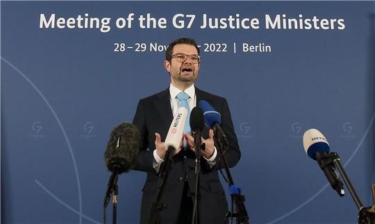 Bundesjustizminister Marco Buschmann (FDP) gibt zu Beginn des Treffens der G7-Justizministerinnen und -minister im Auswärtigen Amt ein Statement ab.