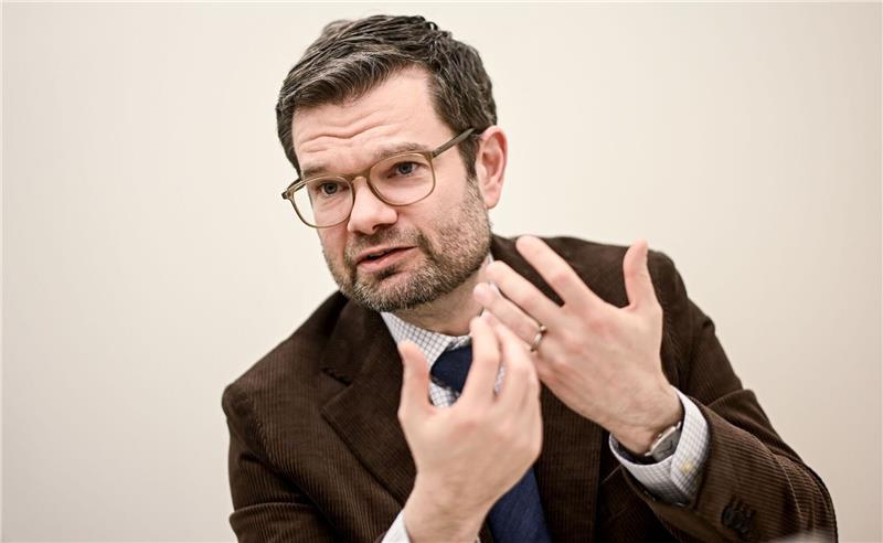 Bundesjustizminister Marco Buschmann (FDP) hat keine Zweifel daran, dass der Slogan «From the river to the sea, Palestine will be free» generell verboten sein sollte.