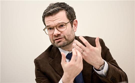 Bundesjustizminister Marco Buschmann (FDP) hat keine Zweifel daran, dass der Slogan «From the river to the sea, Palestine will be free» generell verboten sein sollte.