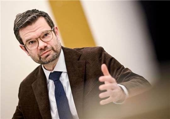Bundesjustizminister Marco Buschmann (FDP) schlägt rechtliche Erleichterungen für nicht verheiratete Väter und homosexuelle Paare vor.