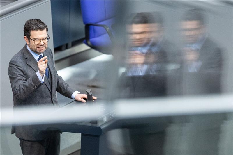 Bundesjustizminister Marco Buschmann (FDP) will an seinem Nein zum geplanten EU-Lieferkettengesetz festhalten.