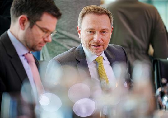 Bundesjustizminister Marco Buschmann (l) und Bundesfinanzminister Christian Lindner (beide FDP) nehmen an einer Sitzung des Bundeskabinetts im Bundeskanzleramt teil.