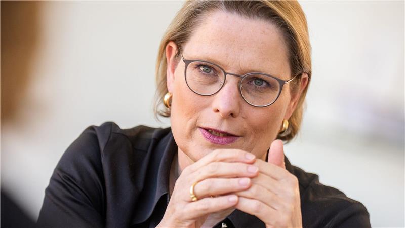 Hubig befürwortet gemeinsame Mutterschaft für Frauenpaare Bundesjustizministerin Stefanie Hubig (SPD) hält es für sinnvoll, eine gemeinsame Mutterschaft ab Geburt zu ermöglichen. (Archivfoto)