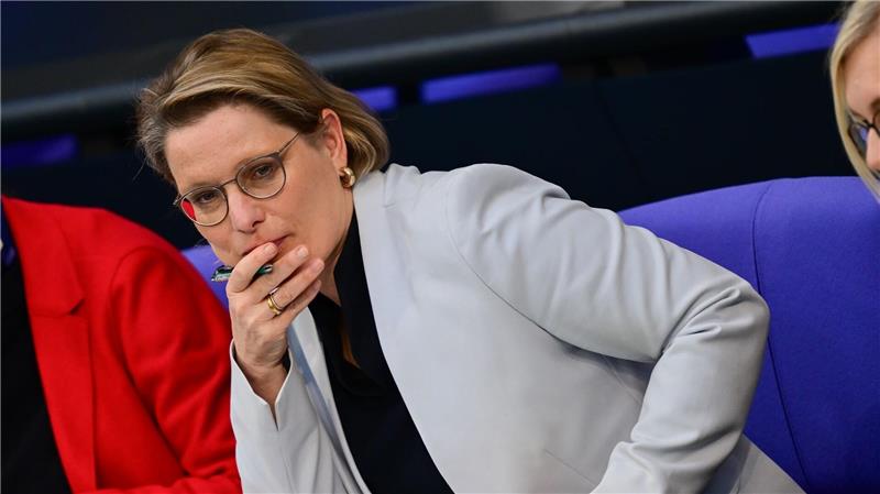 Bundesjustizministerin Stefanie Hubig (SPD) will einen Entwurf für ein Gesetz gegen digitale Gewalt vorlegen.