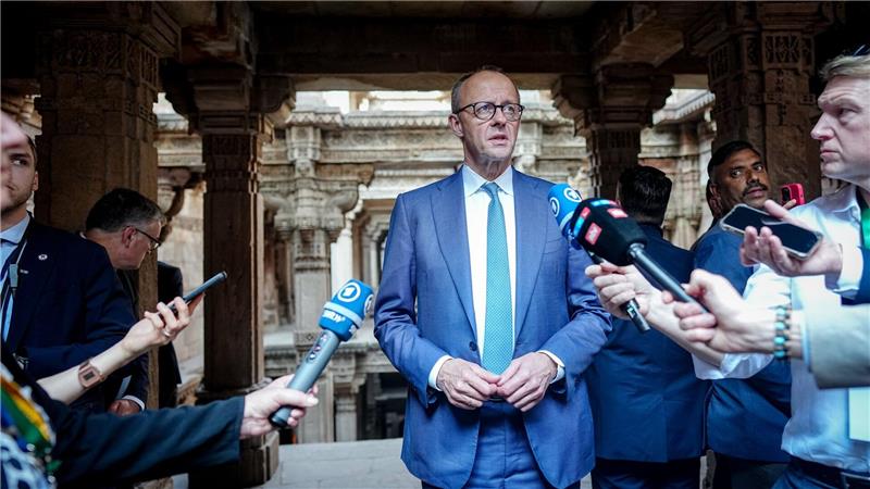 Bundeskanzler Friedrich Merz (CDU) äußert sich am Rande seines Indien-Besuchs auch zur Diskussion die Drohungen von US-Präsident Donald Trump gegen die offiziell zum Nato-Partner Dänemark gehörenden Arktis-Insel Grönland.