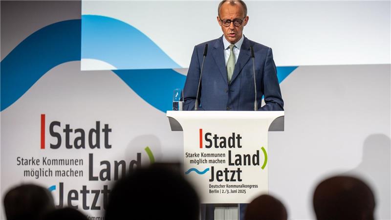 Bundeskanzler Friedrich Merz (CDU) äußert sich beim Kommunalkongress des Deutschen Städte- und Gemeindebundes auch zur Gerichtsentscheidung, die Zweifel an der Rechtmäßigkeit des Vorgehens der Bundesregierung an den Grenzen anführt. 