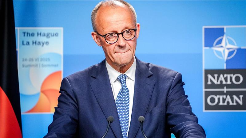 Merz ruft Trump zu schärferen Sanktionen gegen Russland auf Bundeskanzler Friedrich Merz (CDU) äußert sich in Den Haag vor Journalisten zu den Ergebnissen des Nato-Gipfels mit US-Präsident Donald Trump.