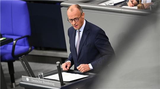 Bundeskanzler Friedrich Merz (CDU) äußert sich in seiner Regierungserklärung im Bundestag gleich zu Beginn am Montag in Ägypten unterzeichneten Gaza-Friedensplan von US-Präsident Donald Trump. 