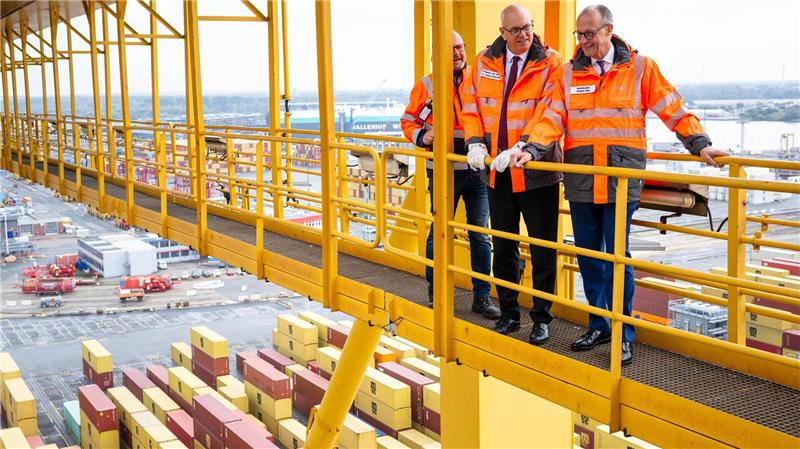 Bundeskanzler: Bremerhaven ist strategisch bedeutend Bundeskanzler Friedrich Merz (CDU) hat den Bremer Senat getroffen und gemeinsam mit Bürgermeister Andreas Bovenschulte (SPD) eine Fahrt durch das Hafengelände in Bremerhaven unternommen.