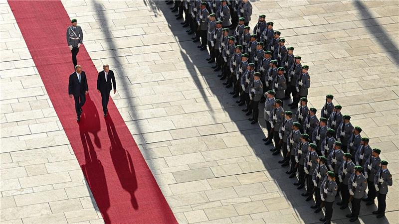 Bundeskanzler Friedrich Merz (CDU, l) empfängt den kanadischen Premierminister Mark Carney vor dem Kanzleramt mit militärischen Ehren.