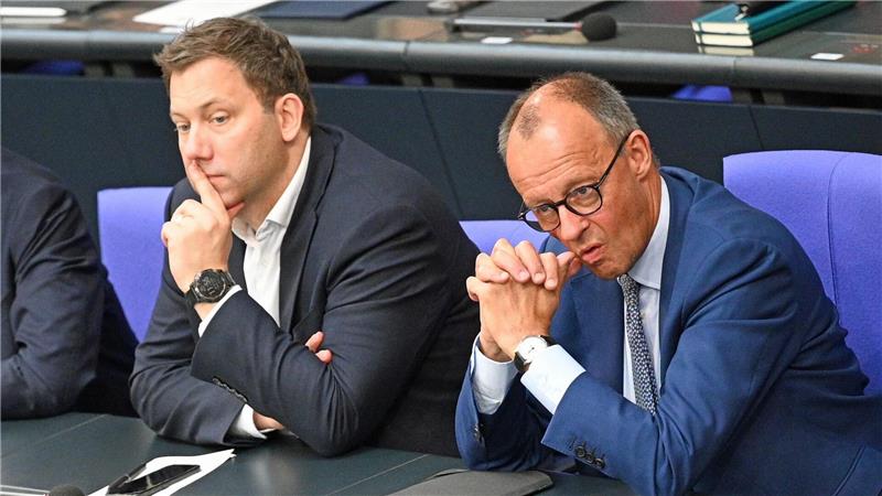 Merz will fünf Milliarden beim Bürgergeld sparen Bundeskanzler Friedrich Merz (CDU, l) hat SPD-Chef und Finanzminister Lars Klingbeil in der Frage von Steuererhöhungen klar widersprochen (Foto: Archiv).