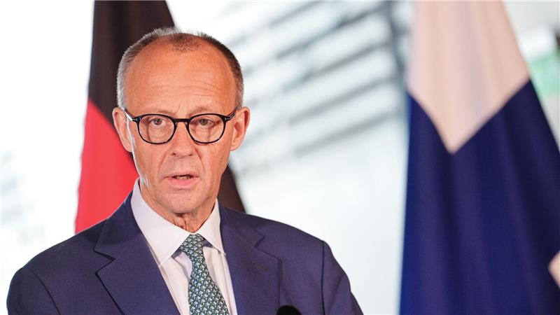 Bundeskanzler Friedrich Merz (CDU) sieht die Reichweitenfreigabe für deutsche Waffen in der Ukraine als nötig an. 