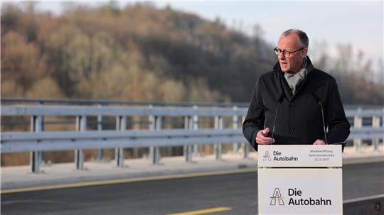 Bundeskanzler Friedrich Merz (CDU) spricht bei der Eröffnung der Rahmedetalbrücke. 
