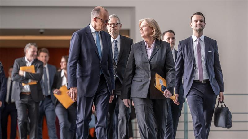 Bundeskanzler Friedrich Merz (CDU) und Sozialministerin Bärbel Bas (SPD) haben viel Lob für die Vorschläge der Rentenkommission.