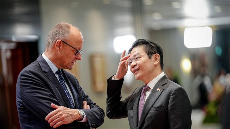 Merz wirbt für großes Freihandelsabkommen mit Pazifik-Raum Bundeskanzler Friedrich Merz (CDU) wirbt in Asien für einen Ausbau der Handelsbeziehungen - auch, um Deutschlands Abhängigkeit von China zu reduzieren.