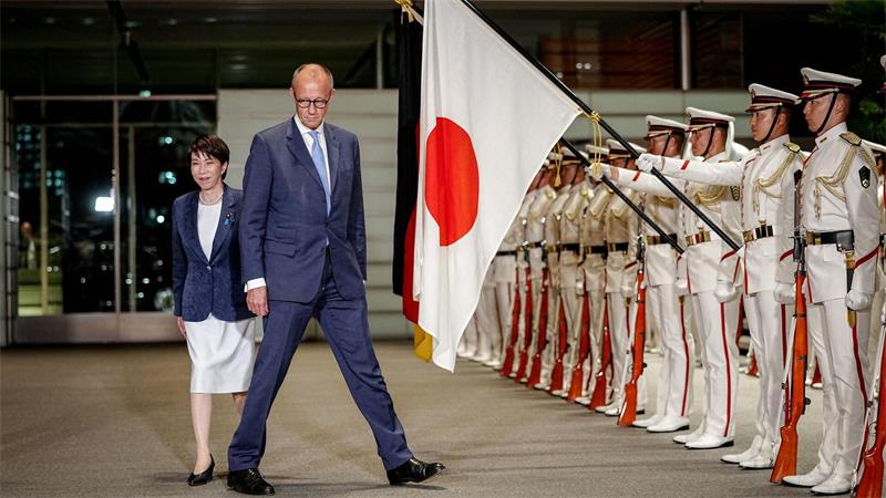 Bundeskanzler Friedrich Merz (CDU) wird von Sanae Takaichi, Ministerpräsidentin von Japan, mit militärischen Ehren empfangen.