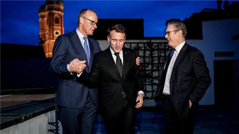 Bundeskanzler Friedrich Merz, Frankreichs Präsident Emmanuel Macron und der britische Premier Keir Starmer trafen sich auf der Münchner Sicherheitskonferenz. (Archivbild)