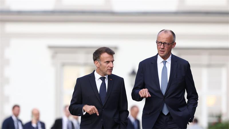 Bundeskanzler Friedrich Merz empfing Emmanuel Macron am Abend auf Schloss Bensberg bei Köln, um das Regierungstreffen am Freitag vorzubereiten. 