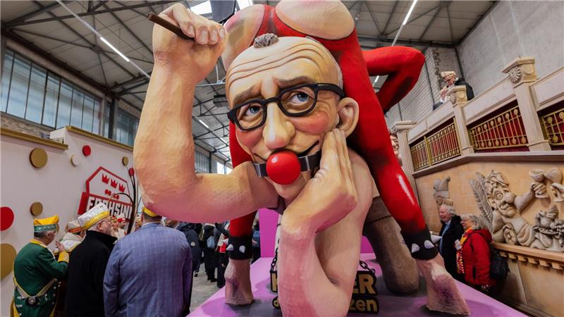 Bundeskanzler Friedrich Merz fährt in einer „Sado-Maso-Regierungs-Show“ im Kölner Rosenmontagszug mit.