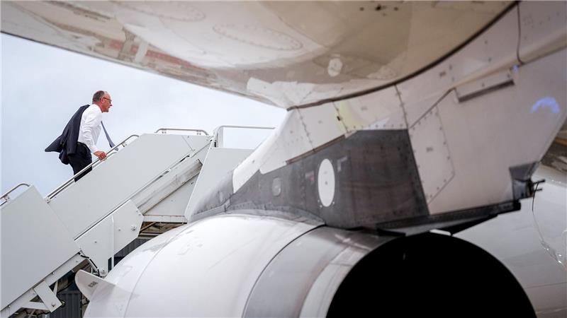 Bilder des Tages Bundeskanzler Friedrich Merz geht nach dem Treffen mit US-Präsident Trump und dem ukrainischen Präsidenten Selenskyj für den Rückflug nach München die Gangway zum Airbus A319 der Luftwaffe hinauf.