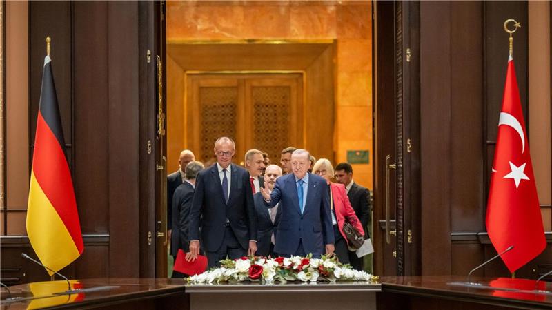 Bundeskanzler Friedrich Merz kommt neben Recep Tayyip Erdoğan, Präsident der Türkei, zu einem Gespräch im Präsidentenpalast. 