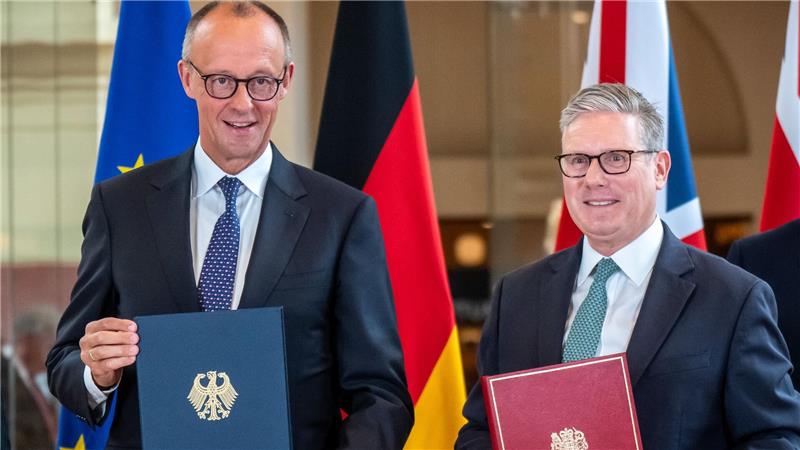 Bundeskanzler Friedrich Merz (l.) und Premierminister Keir Starmer unterzeichneten den Kensington-Vertrag. (Archivbild)
