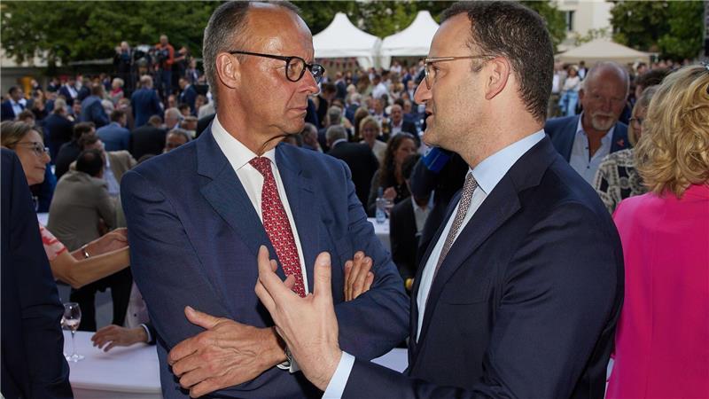 Rückendeckung für Merz zu Israel aus Unionsfraktionsspitze Bundeskanzler Friedrich Merz (links) bekommt nach seiner umstrittenen Entscheidung zum teilweisen Rüstungsexportstopp an Israel Rückendeckung auch von Unionsfraktionschef Jens Spahn (beide CDU).