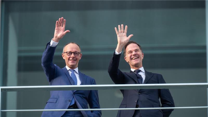 Bundeskanzler Friedrich Merz (l)winkt neben Mark Rutte, Nato-Generalsekretär, vor einem bilateralen Gespräch im Bundeskanzleramt.