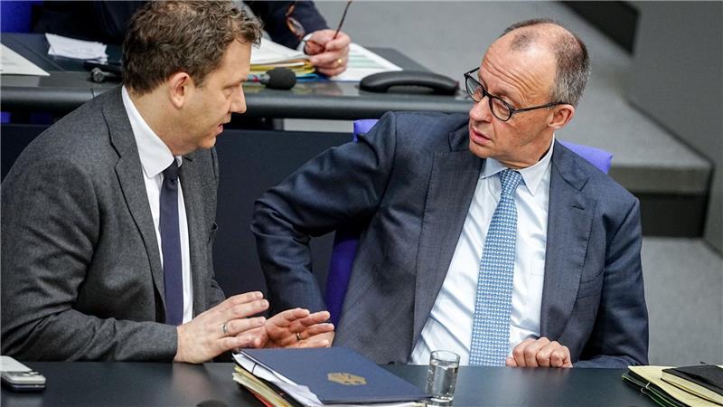 Bundeskanzler Friedrich Merz (r., CDU) und Vizekanzler Lars Klingbeil (SPD) treffen sich am Dienstag mit den Spitzen der Koalition zu Beratungen im Koalitionsausschuss. 