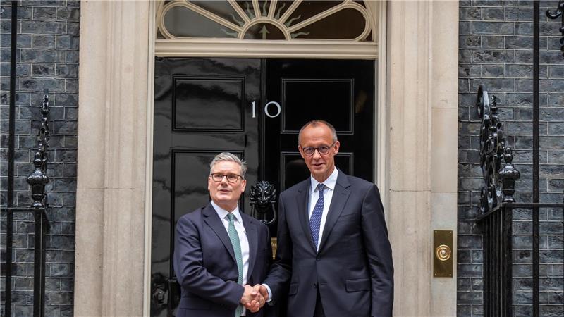 Bilder des Tages Bundeskanzler Friedrich Merz (r) zu Besuch bei Premierminister Keir Starmer in der Downing Street 10.