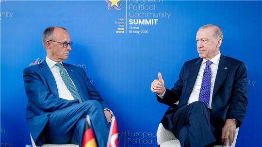 Merz besucht Erdogan: Gaza-Konflikt im Mittelpunkt Bundeskanzler Friedrich Merz reist für einen Antrittsbesuch beim türkischen Präsidenten Recep Tayyip Erdogan nach Ankara.