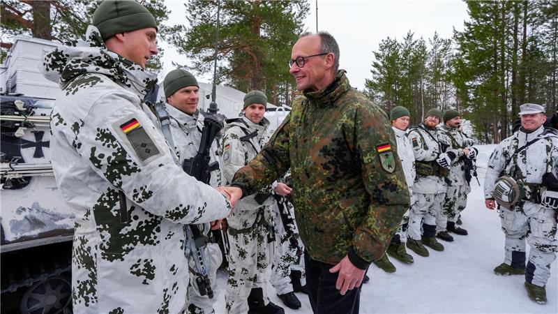 Bundeskanzler Friedrich Merz trifft deutsche Soldaten in Bardufoss im Rahmen der Militärübung „Cold Response“.