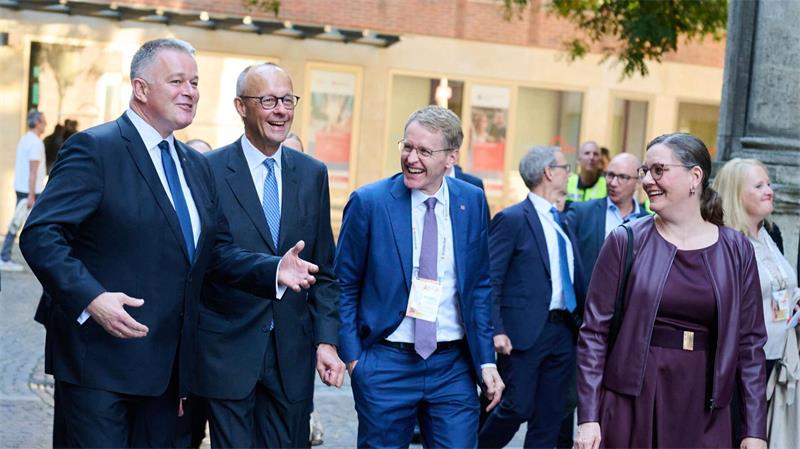 Bundeskanzler Friedrich Merz und Daniel Günther (beide CDU) sind mit anderen Politikerinnen und Politikern zu Fuß durch die Bremer Innenstadt zum Rathaus gelaufen.