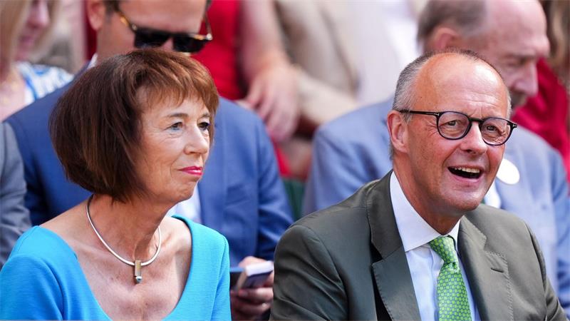 „Mag dich nicht mehr“ - Zverev verliert Finale gegen Sinner Bundeskanzler Friedrich Merz und seine Frau schauten sich das Finale aus der ersten Reihe in der Roxal Box an.